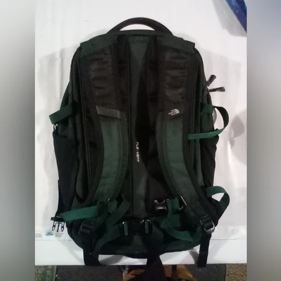 🏞Green North Face Recon Backpack (lots of pockets)🏞